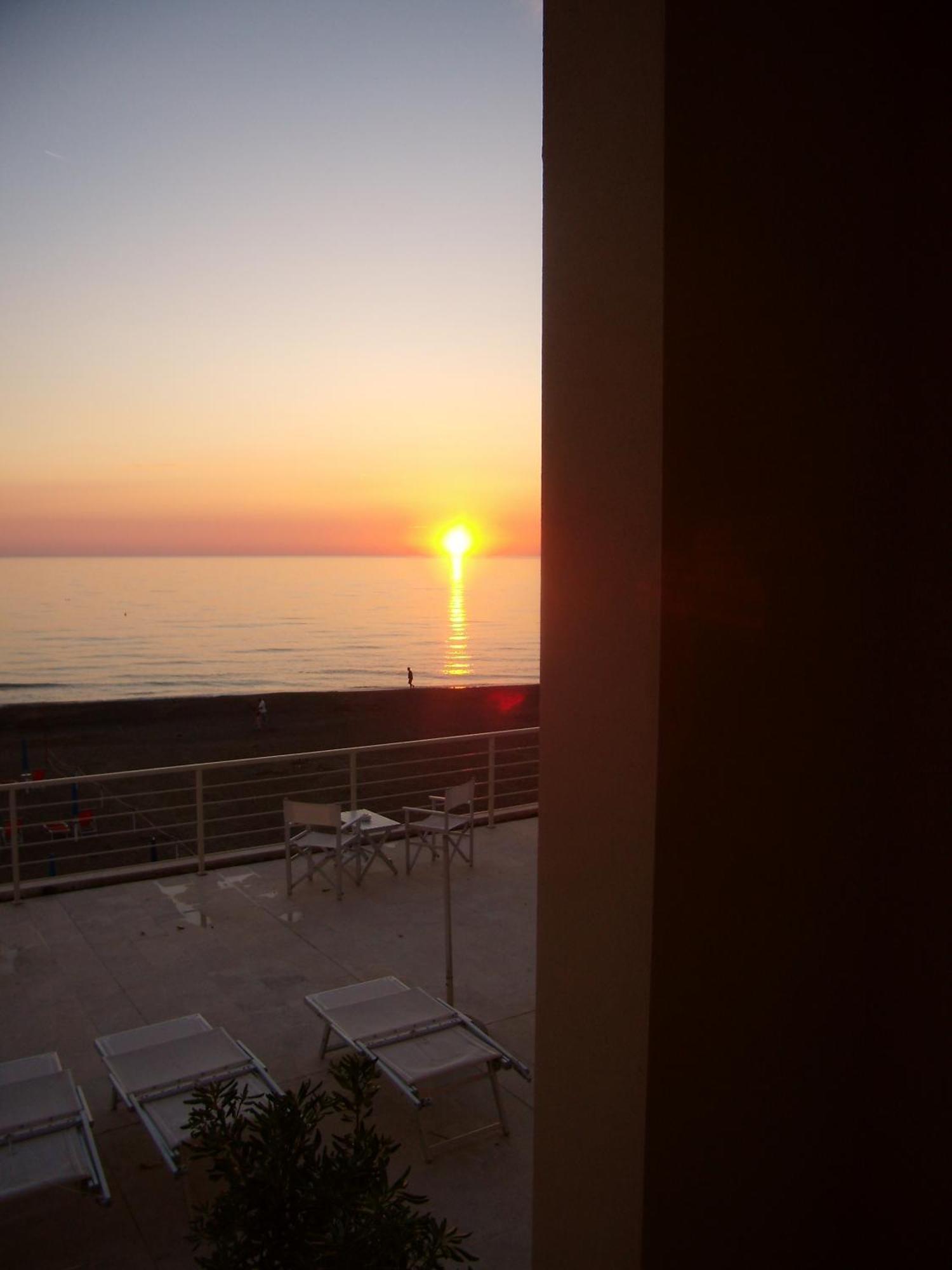 Hotel Alta La Vista มาริน่า เด กาสตาเนโก การ์ดูชี ภายนอก รูปภาพ